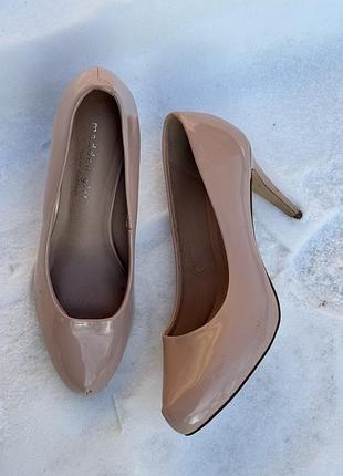Лаковые нюдовые туфли лодочки на шпильках madden girl