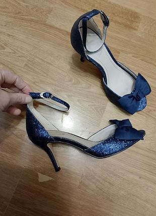 Босоножки праздничные