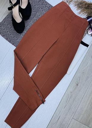 Теракотові завужені брюки m на високій посадці