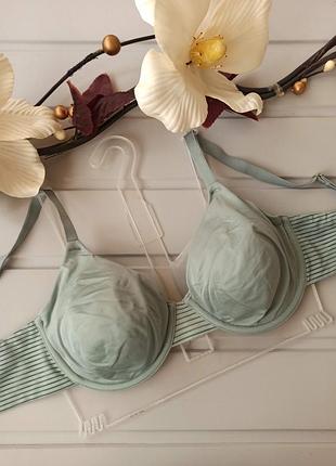 Гладкий бесшовный бюстгальтер с мягкими чашечками 75в