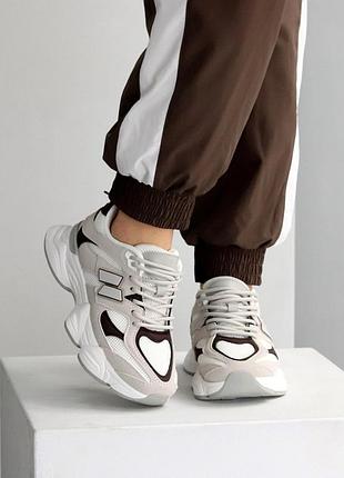 Натуральные кожаные и замшевые белые с серым кроссовки с текстильными вставками