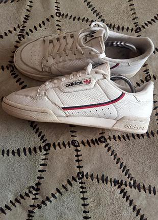 Кожаные кроссовки от известного бренда