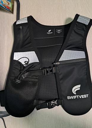 Черный беговой жилет swiftvest размера xs/s.
