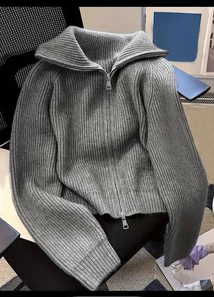 Светр на замку