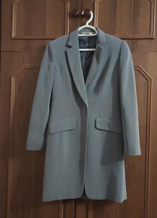 Серый длинный пиджак в белую полоску next petite. приблизительно xs, отсутствует бирка (ориентируйтесь замерам). на низкий рост.