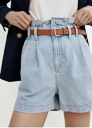 Джинсові шорти-бермуди zara з високою посадкою та защипами спереду. вони мають вільний крій, кишені та світлий відтінок деніму з ефектом потертості.