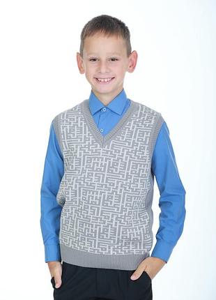 Жилет трикотажный школьный для мальчика лабиринт серый 134-140