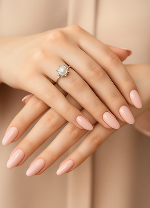 Жіноча срібна каблучка з натуральними перлами і кубічним цирконієм покрита родієм