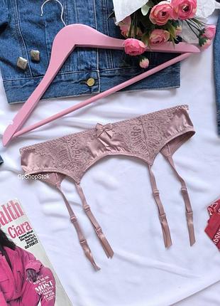 Кружевной пояс для чулок с пажиками пудрового цвета