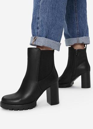 Стильні чорні ботильйони на підборах