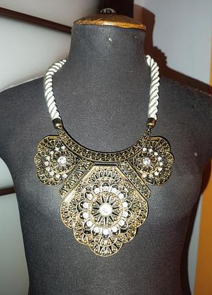Крупное колье из металла и жгута.