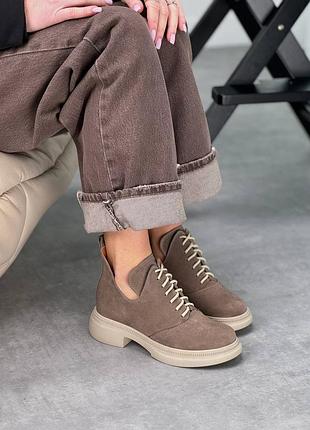Натуральные замшевые ботинки цвета капучино без утеплителя
