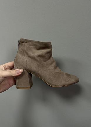 Чоботи бежеві