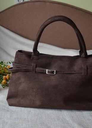 Нова  гарна, шоколадного кольору, вмістка сумка під замш, тримає форму і робиться великою).