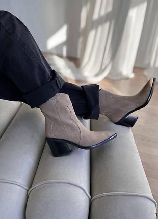 Трендовые казаки бежевого цвета