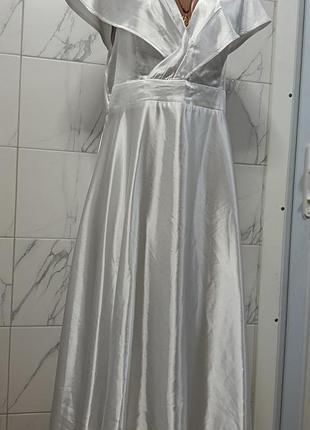 Білосніжна сатинова сукня 46-48