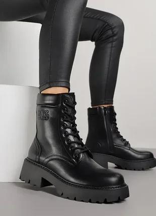 Чорні шкіряні жіночі черевики на шнурівці утеплені на грубій підошві