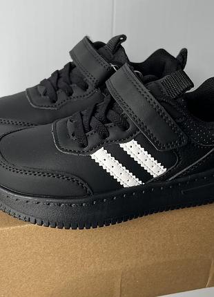 Кросівки, в наявності