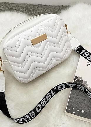 Стьобана міні-сумка "хвиля". жіноча кроссбоді на широкому ремені. (чорна/бежева/біла).