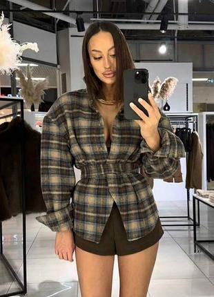 Трендовая рубашка в клетку с плечами
рубашка с регулирующей талией