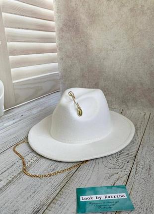 Белая шляпа федора с цепочкой и декором