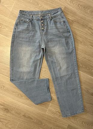Джинси в стилі мом