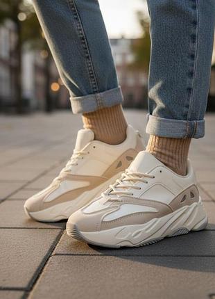 Класні кросівки з пресованої шкіри