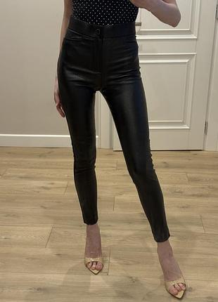 Чорні брюки скіні легінси zara з напиленням під шкіру