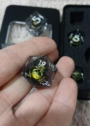 Продам набор многогранных игральных костей (дайсов), предназначен для настольных ролевых игр, таких как dungeons &amp; dragons (d&amp;d).