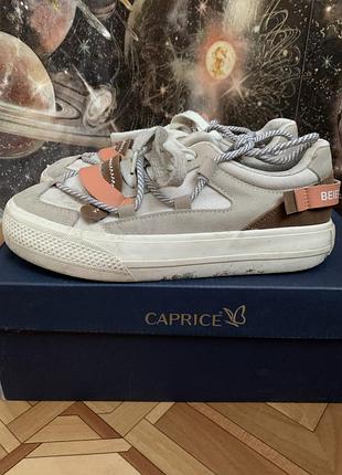 Кросівки жіночі