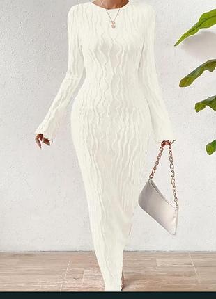 Біла сукня — ніжність у кожній деталі