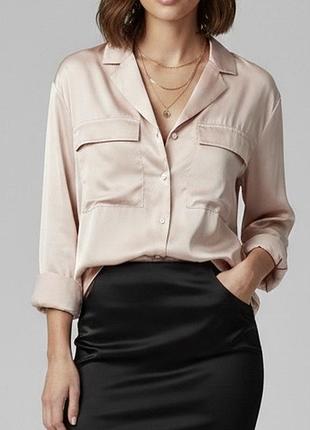Атласна сорочка з кишенями ніжно рожева в піжамному стилі