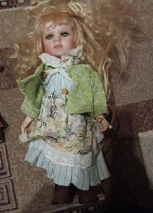 Коллекционная кукла, , является фарфоровой куклой от бренда angel collection