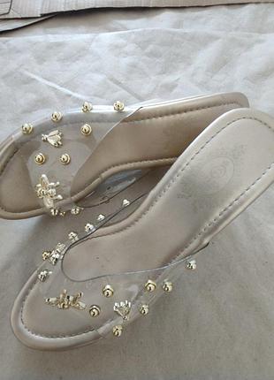 Шлепанцы на танкетке