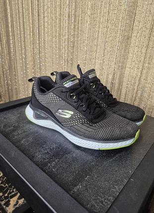 Фірмові кросівки для бігу спорту легкі