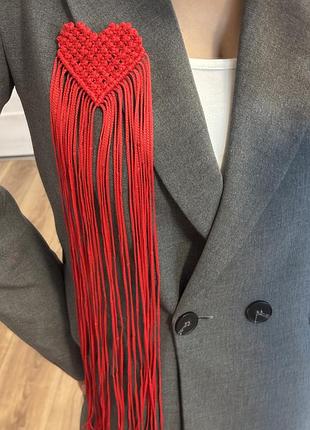 Брошка в техніці макраме