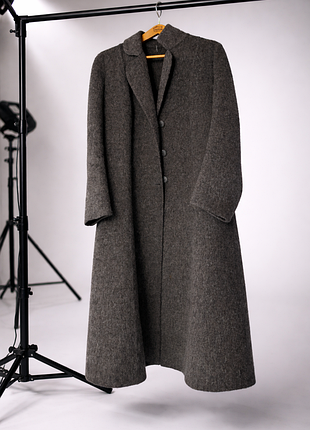 Пальто довге, сіре. дуже тепле. класичного крою, знизу злегка кльош. гарний стан.