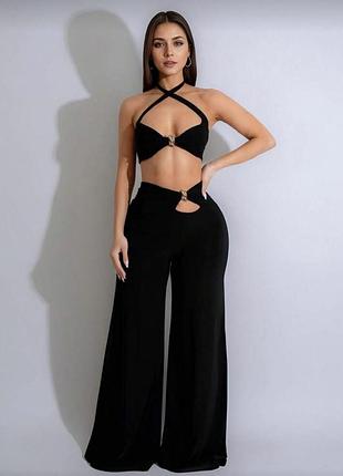 Стильний чорний бархртний костюм з вирізами та золотою фурнітурою