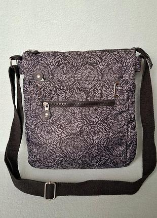 Красивая серая сумка на длинном ремешке