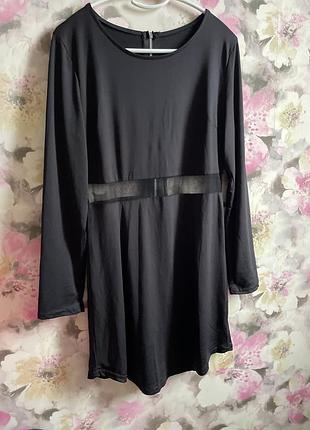 Сукня з прозорою вставкою на талії