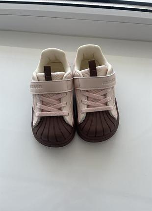 Новенькі кросівки