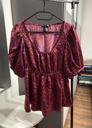 Ефектна блуза з оригінальним принтом та чорною біркою