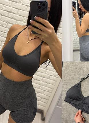 Гарний спортивний топ