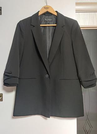 Красивий піджак з драпіруванням на рукавах від miss selfridge 🖤🖤