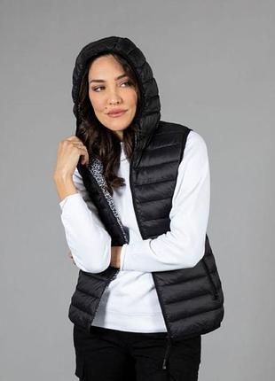 Чорна жіноча демісезонна жилетка jrc