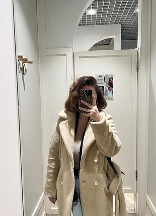 Зимова бежева шубка