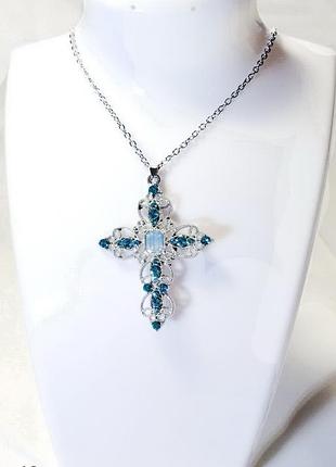 Ажурний хрестик з цирконієм на ланцюжку.