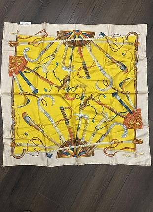 Шарф яскраво-жовтого кольору з візерунком з різних тростин і тварин та птахів