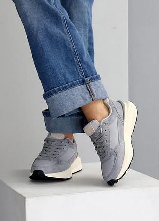 Кроссовки женские