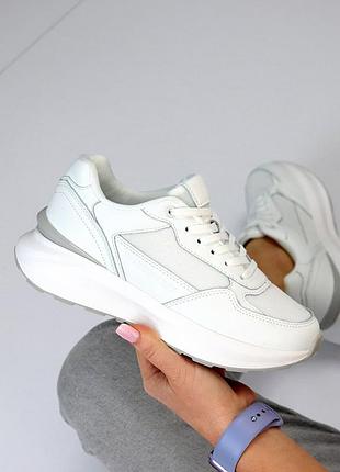 Кросівки жіночі